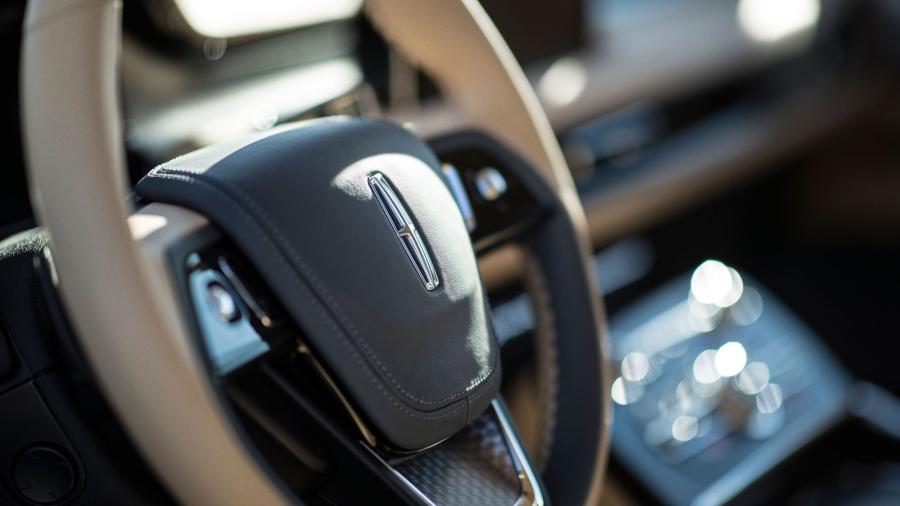Детали интерьера Lincoln Aviator 2018 года  (фото 21 из 23)